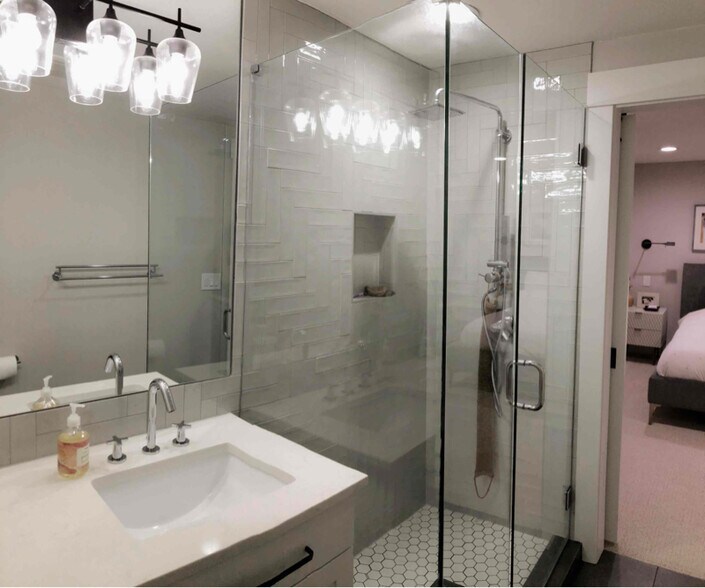 Building Photo - 104 NW Royal Ct