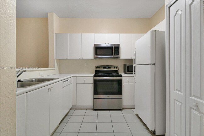 Building Photo - 2711 SE 16th Ave