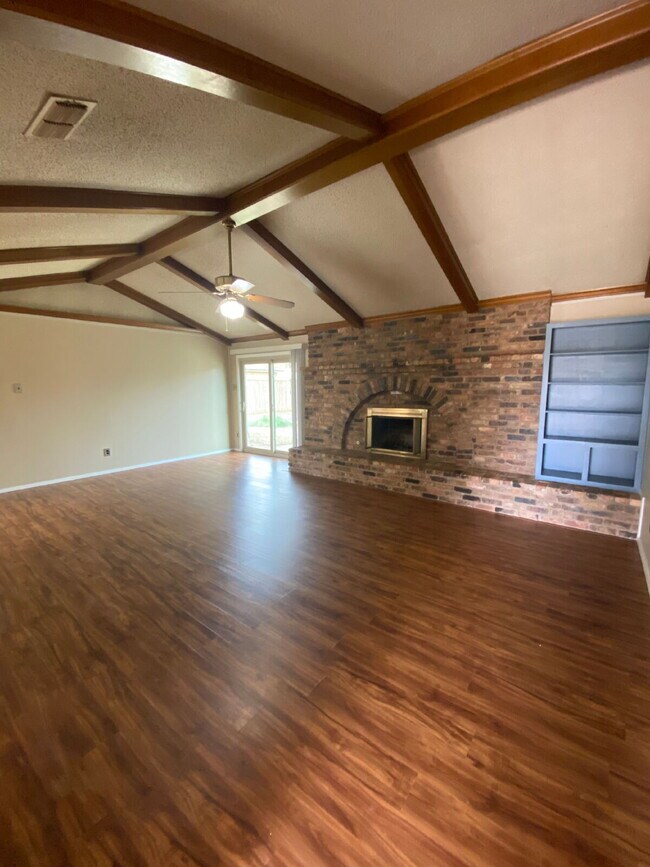 Building Photo - Charming 3-Bedroom Oasis with 2 Full Baths in Prime Lubbock Location - 1547 Sq Ft of Comfort!