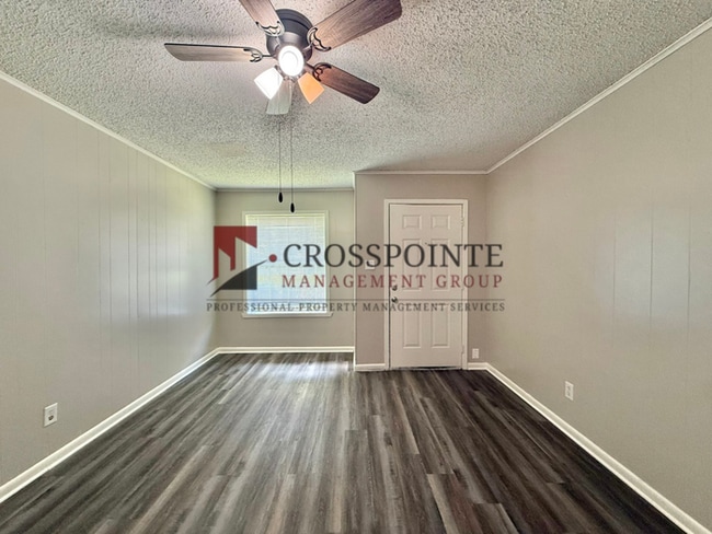 Building Photo - 2 Bedroom 1.5 Bathroom Triplex in Tyler!