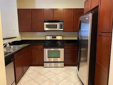 Building Photo - 6400 Crescent Prk E
