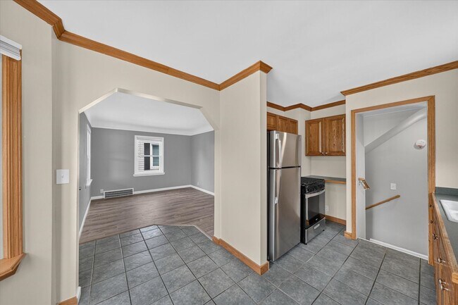 Building Photo - Charming 3-Bedroom Bungalow for Rent in Lincoln Park