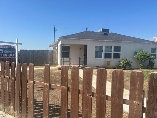 Building Photo - 501 Linda Vista Dr