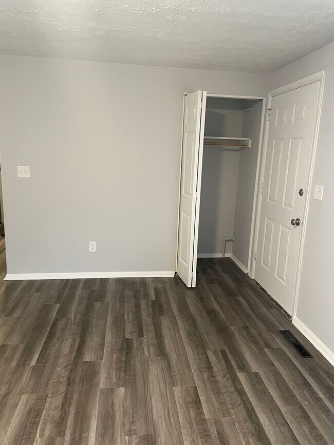 Building Photo - Updated 3 bed/2 bath in Huber Heights