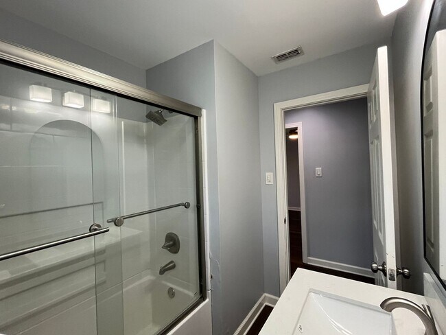 Building Photo - CENTRAL CITY TWO BEDROOM ONE BATH HOUSE!