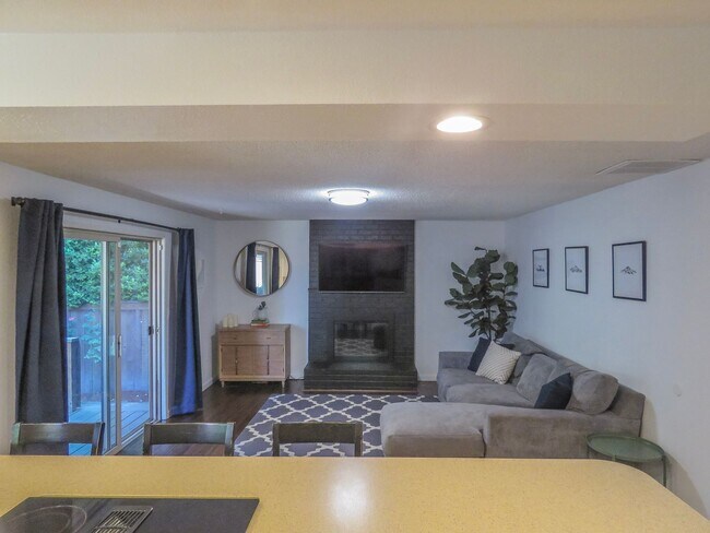 Building Photo - 4 Bedroom Tualatin Home Available - Inquir...