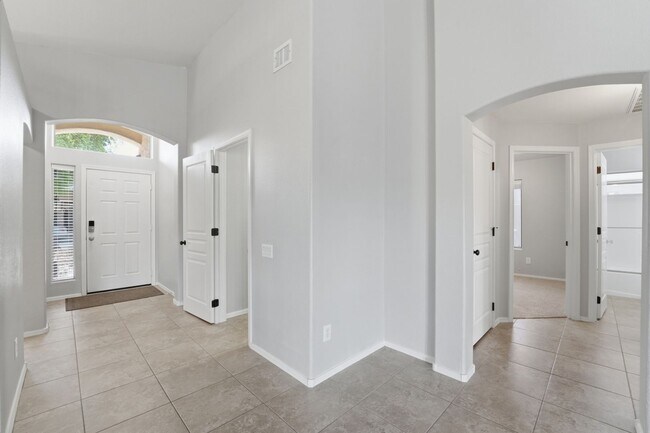 Building Photo - Welcome to this well-maintained 3-bedroom, 2-bath home in Gilbert, AZ!