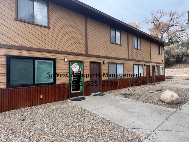 Building Photo - Newer flooring & Paint; 2 Bedroom 1.5 Bath...