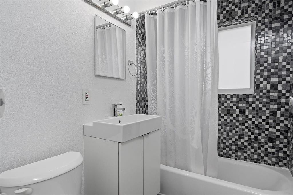 Building Photo - 3349 NE 33rd St