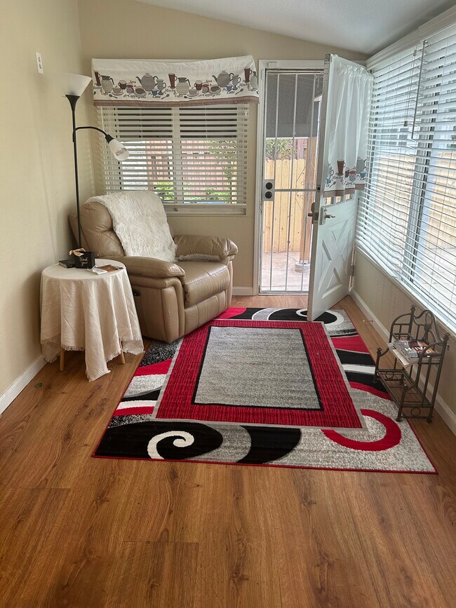 Building Photo - 937 Edgehill Dr