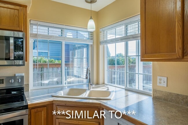 Building Photo - Two Bedroom Duplex in Great Neighborhood, Close to Schools! Pet Friendly!