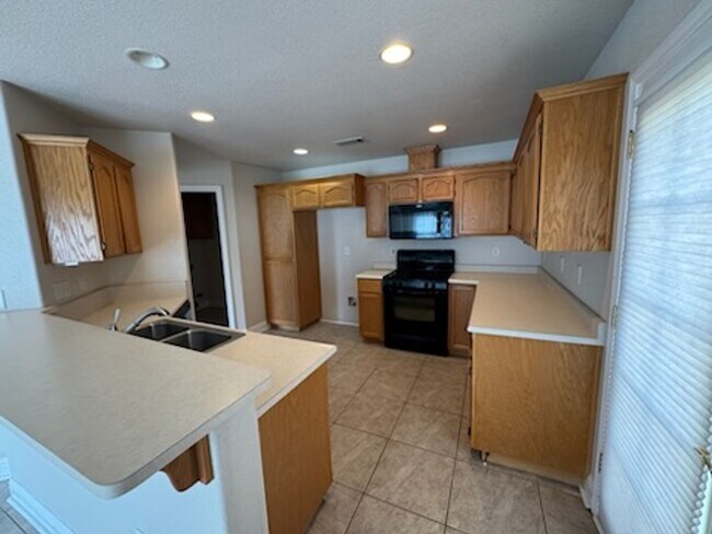 Building Photo - 3 Bedroom Home in Beautiful Lake California!