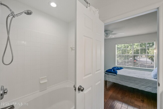Building Photo - 13703 Richmond Park Dr N