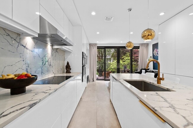 Building Photo - 634 Garden St