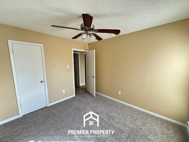 Building Photo - 3BR Home w/ Brick Fireplace, Garage & Fenced Yard in Memphis