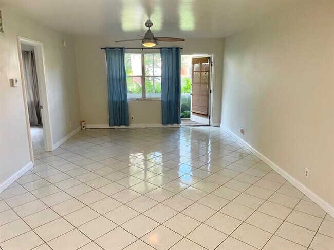 Building Photo - 140 NE 19th Ct