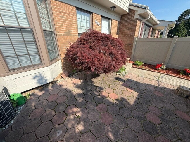 Building Photo - 38926 Country Cir