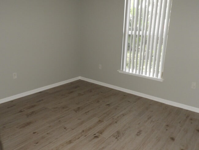 Building Photo - 1520 Vista Lake Cir