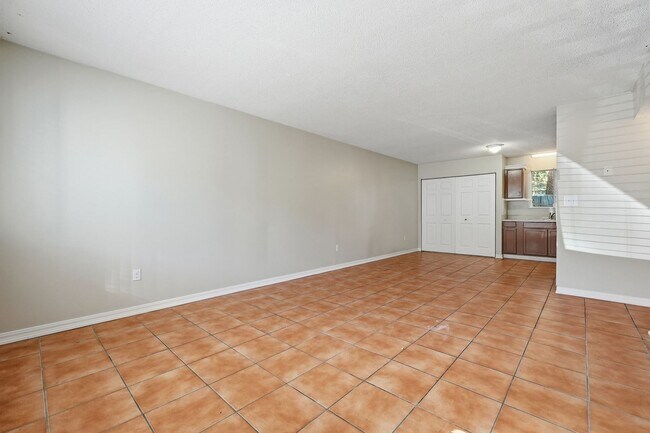 Building Photo - Charming 2 Bedroom Condo with Community Pool!
