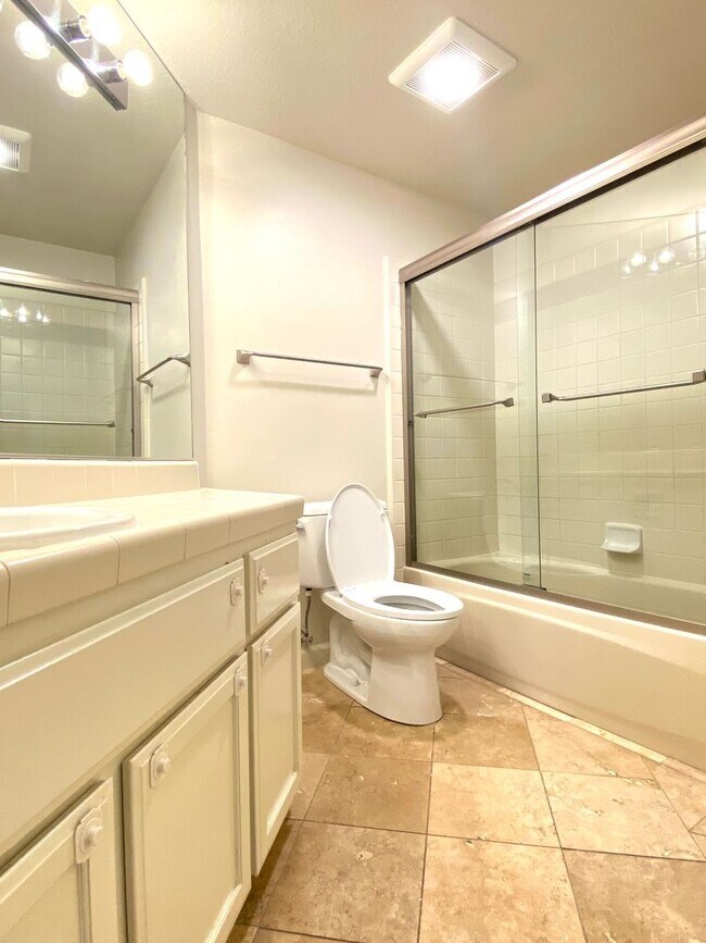 Building Photo - 3BD 3BA Condo in Andalusia Gated Community...