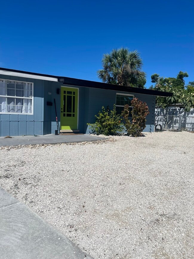 Primary Photo - 2019 Bayshore Gardens Pkwy