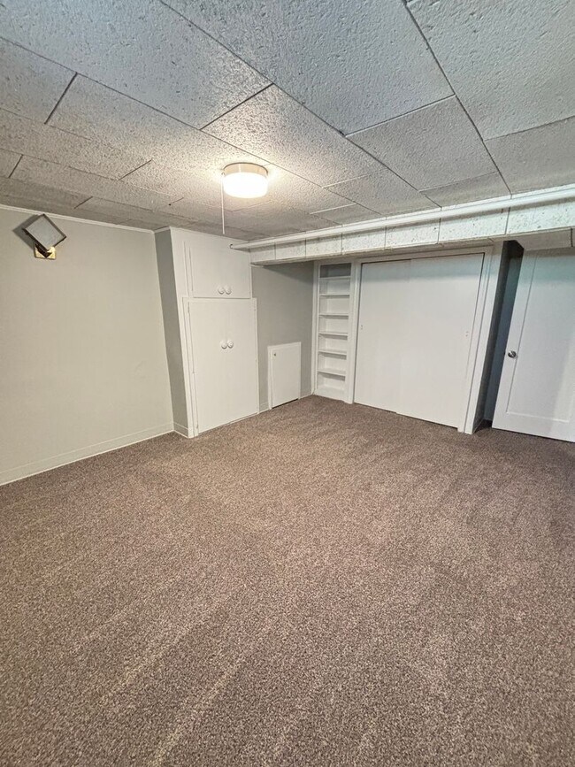 Building Photo - August Rent Free! 5 Bed 2 Bath Single Fami...