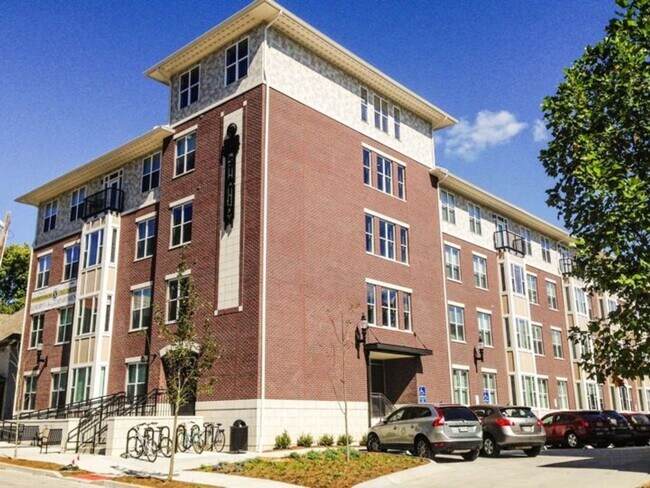 Interior Photo - South Street Station