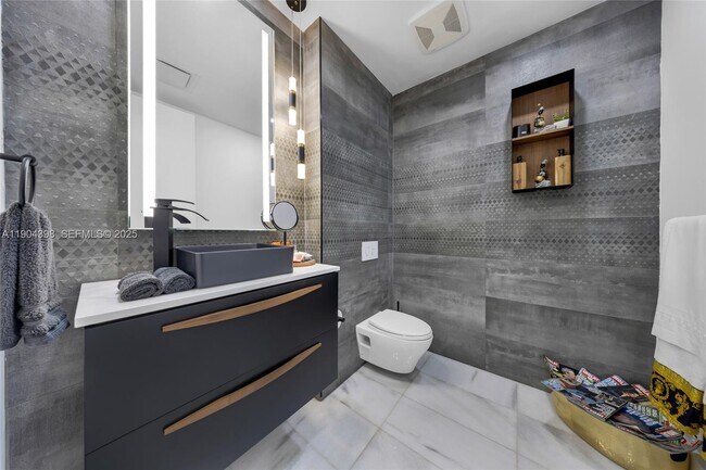 Building Photo - 700 NE 26th Terrace