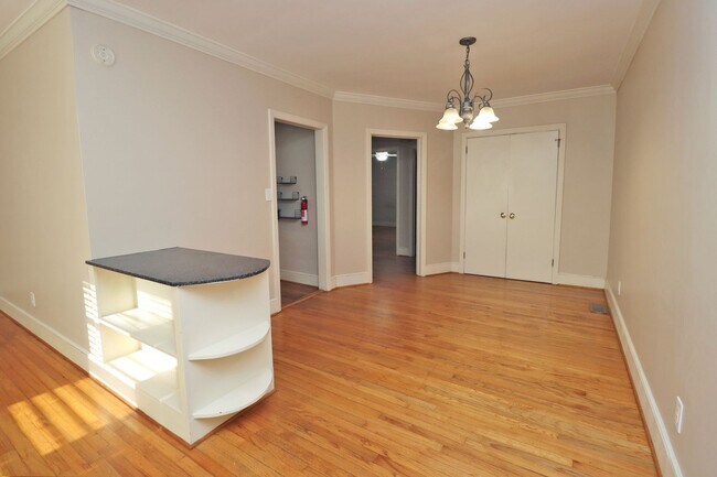 Building Photo - Your Next College Pad – 2BR/1BA, Pets Welc...