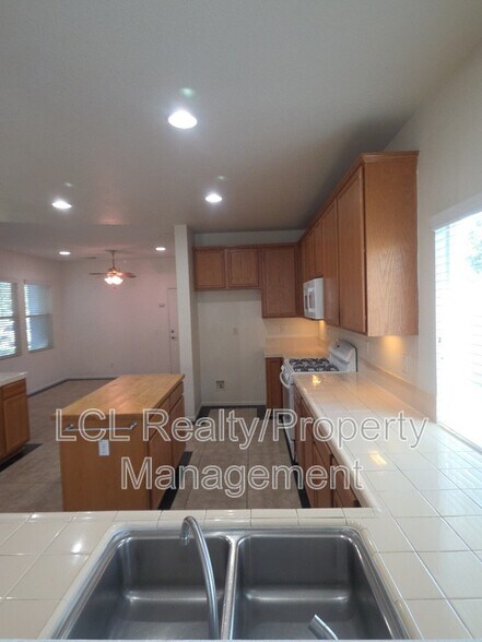 Building Photo - 12899 Oakdale St