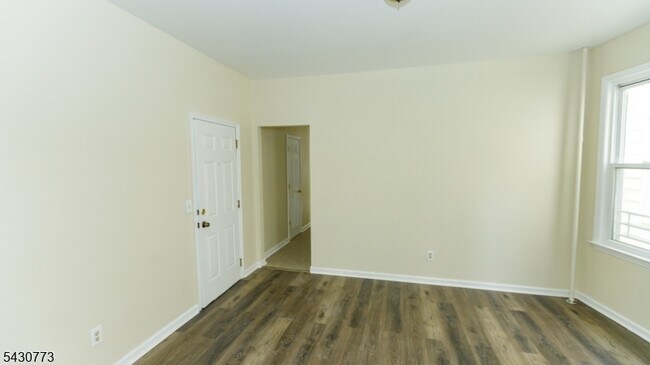 Building Photo - 428 Avon Ave