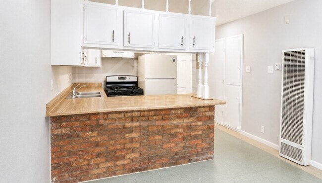 Building Photo - Large Move-In Ready Studio Apartment Near Kirtland AFB
