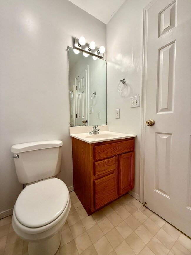 Building Photo - Price Reduction 3 Bedroom Available August...