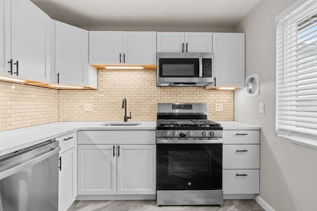 Building Photo - Stunning Brick Duplex with private partially finished basement in Kirkwood