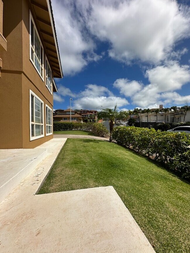 Building Photo - Single Family Executive Style Home in Gated Community