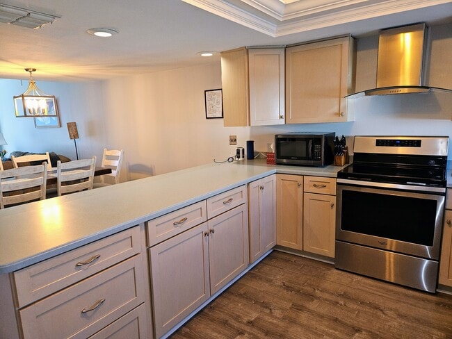 Building Photo - 255 Capri Cir N