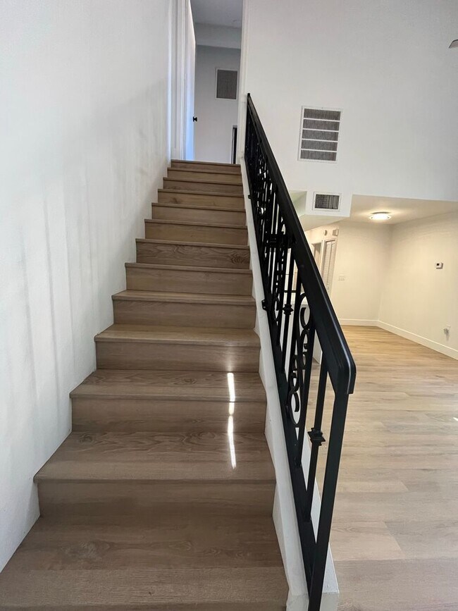Building Photo - 3 Bedroom Townhome in the Dartmouth Trace Community Near N Dobson Rd and W University Dr!