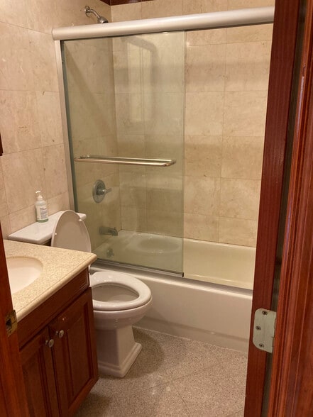 Bathroom - 14-16A Clintonville St