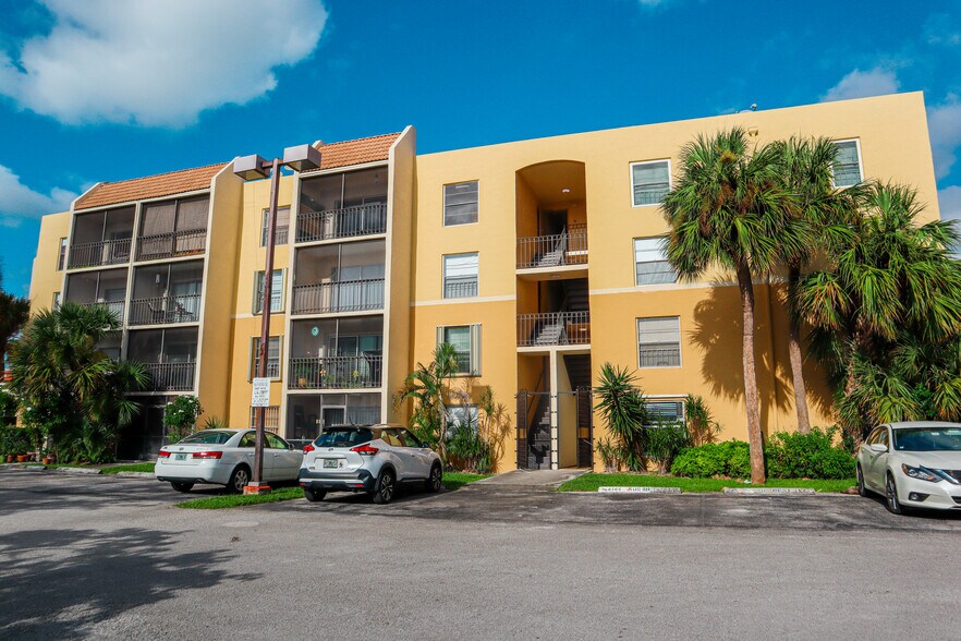 Building Photo - 8005 Lake Dr