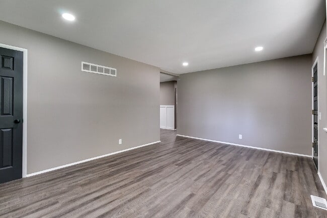 Building Photo - "Charming 4-Bed, 2-Bath Florissant Home wi...
