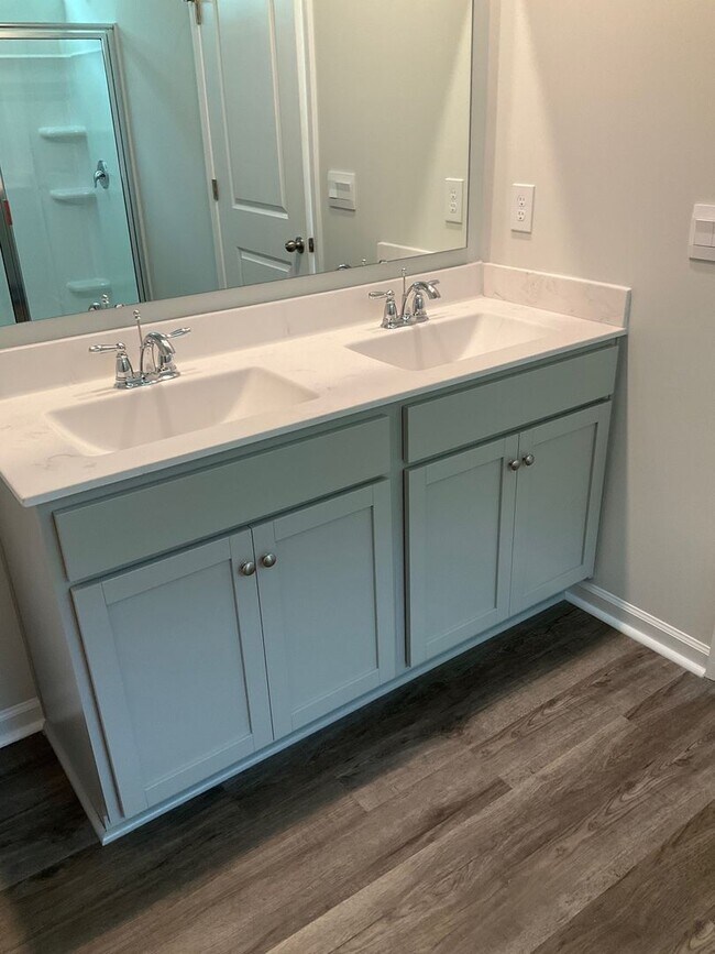 Building Photo - Welcome to this stunning townhouse in Leland, NC!