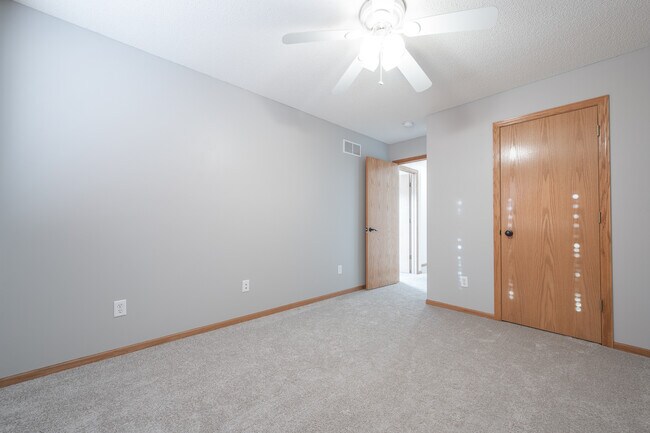 Building Photo - 7071 Quarry Ave NE