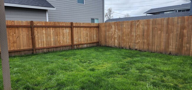 Building Photo - $500 MOVES YOU IN! 3 Bedroom Albany House ...