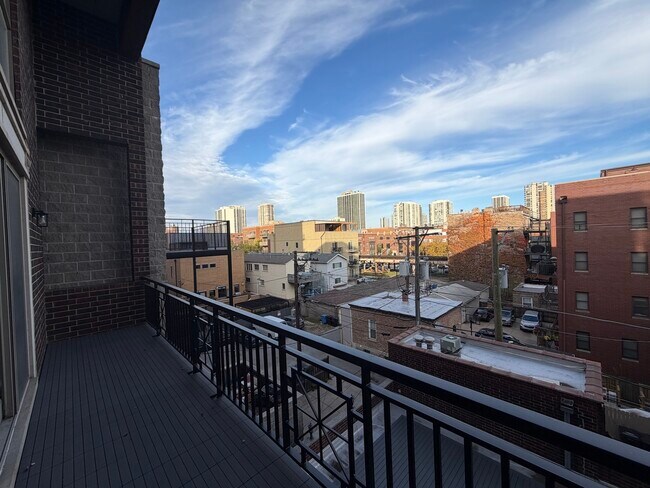 Building Photo - 1347 N Sedgwick St