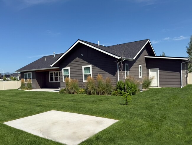 Building Photo - Stunning Kalispell Home in Silverbrook nei...