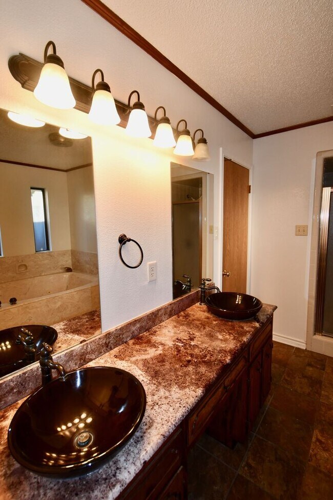 Building Photo - Inviting 3 Bedroom 2.5 Bathroom Home in Ha...
