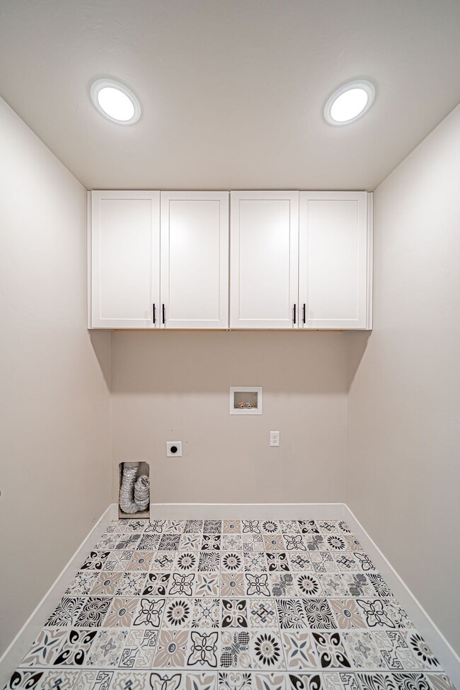 Building Photo - END UNIT TOWNHOME!!