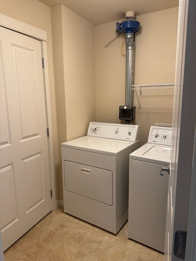 Building Photo - Issaquah 1bed Condo