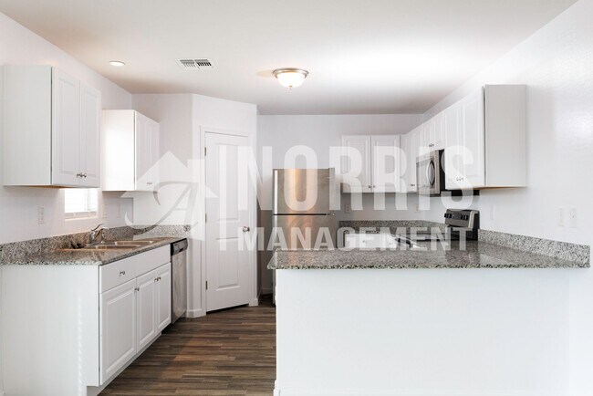 Building Photo - Newer Home in a Great Location to the Freeway
