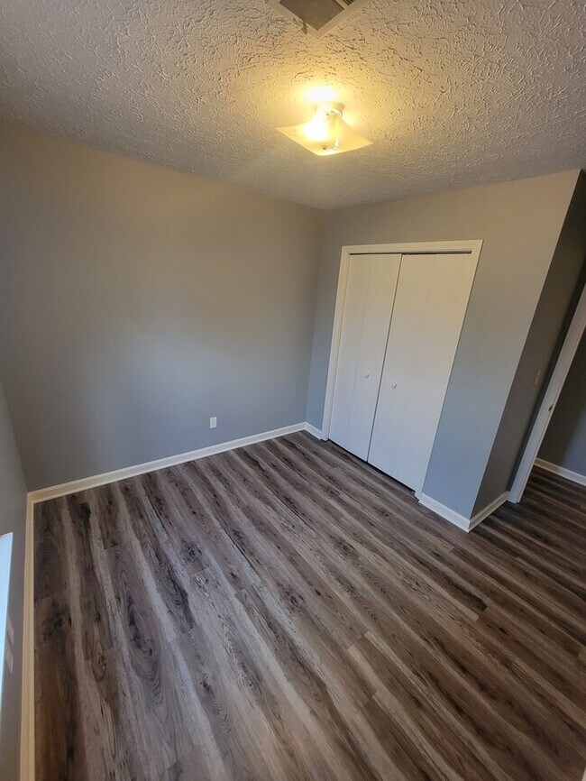 Building Photo - 4 Bed, 2 Bath duplex off of Westport Road